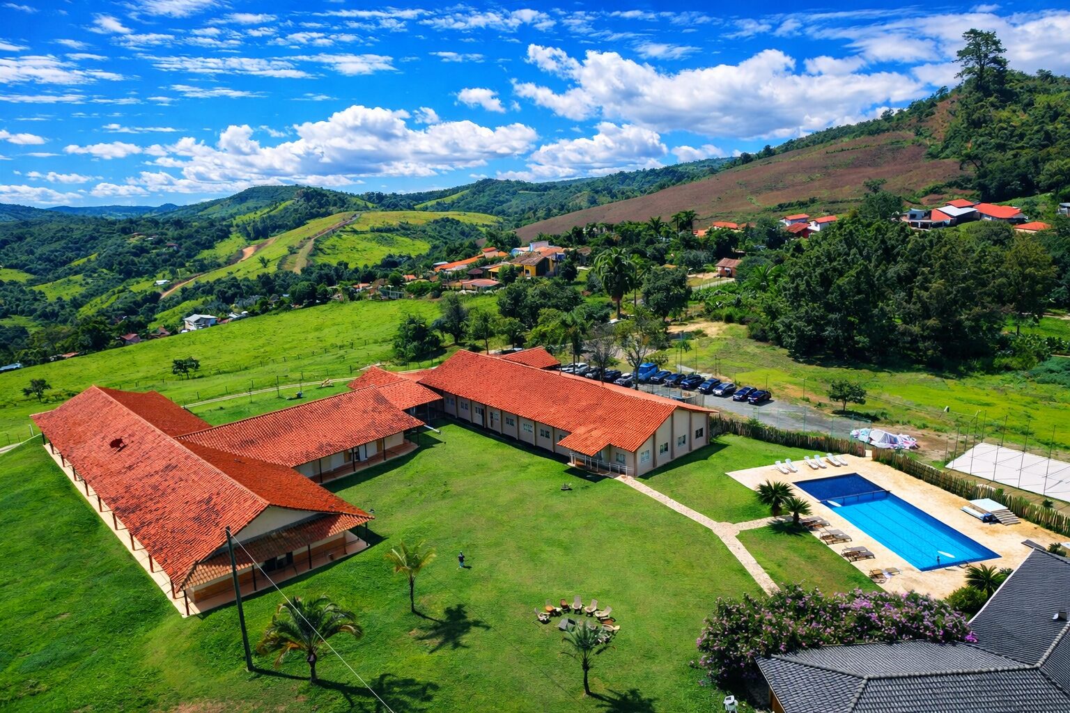 Vista aérea da Montinni: piscina, área de lazer e as montanhas de Socorro-SP
