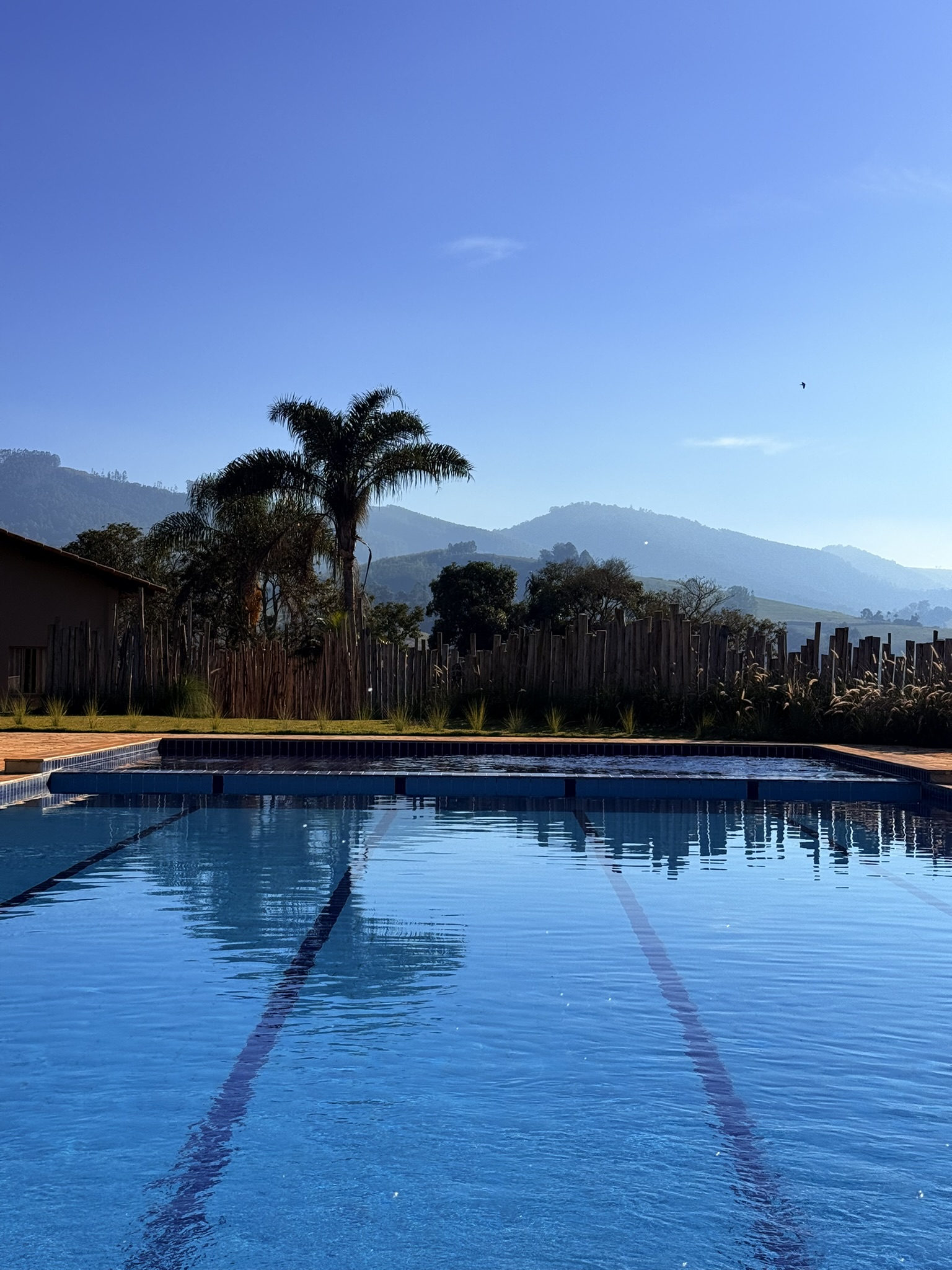 Piscina virada para o vale e para as montanhas