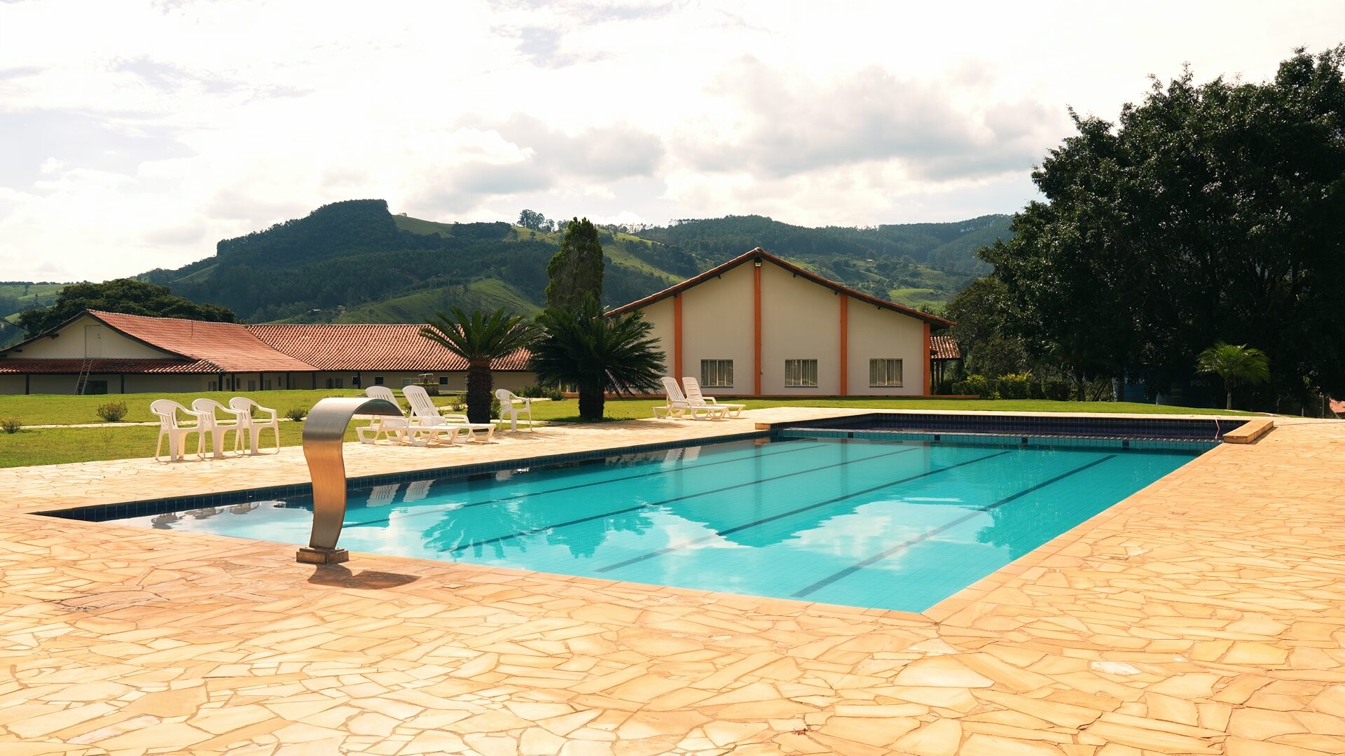 Piscina da Montinni com a serra ao fundo