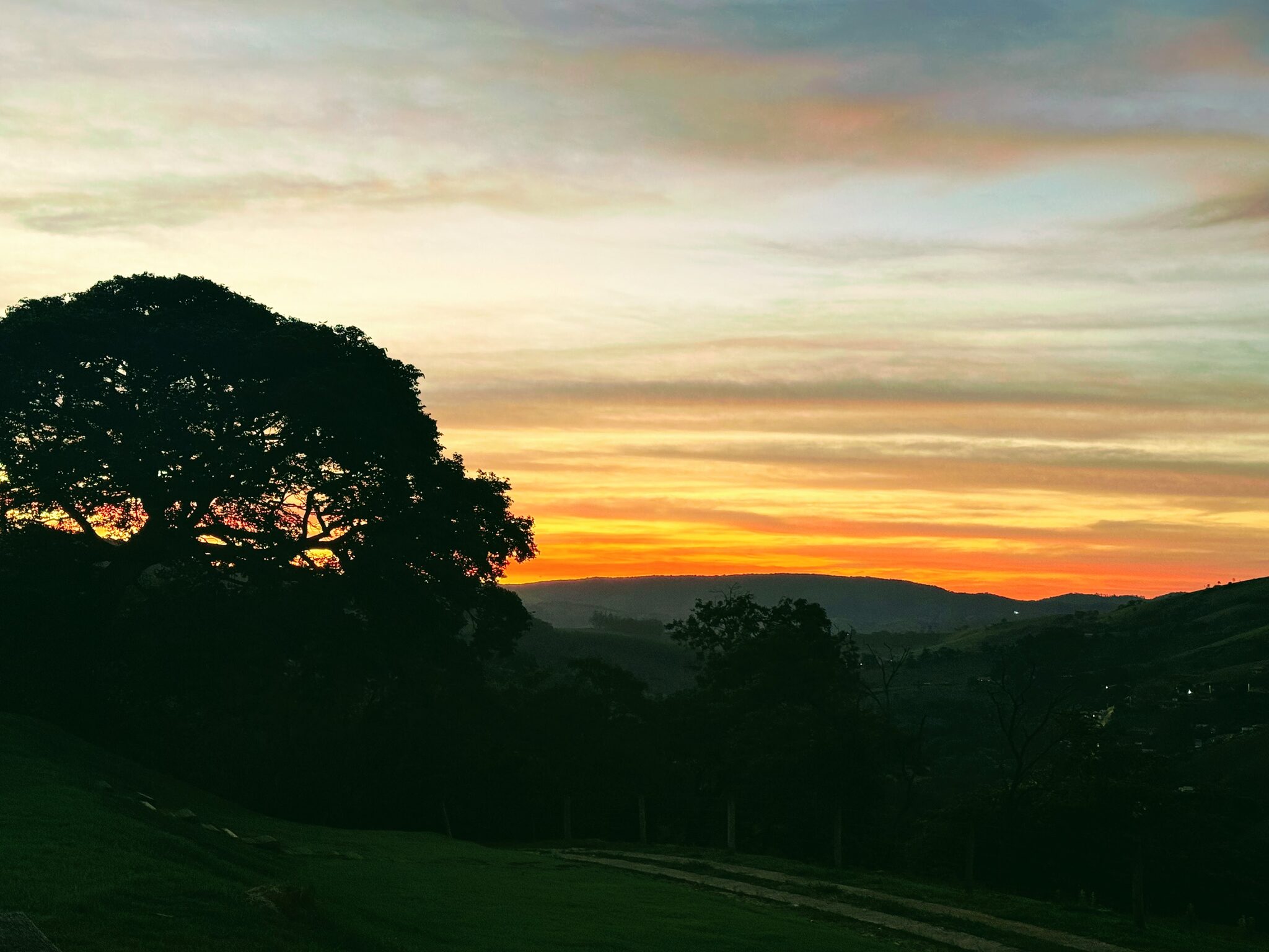 Pôr do sol sobre o vale e a Serra da Mantiqueira, visto da Montinni