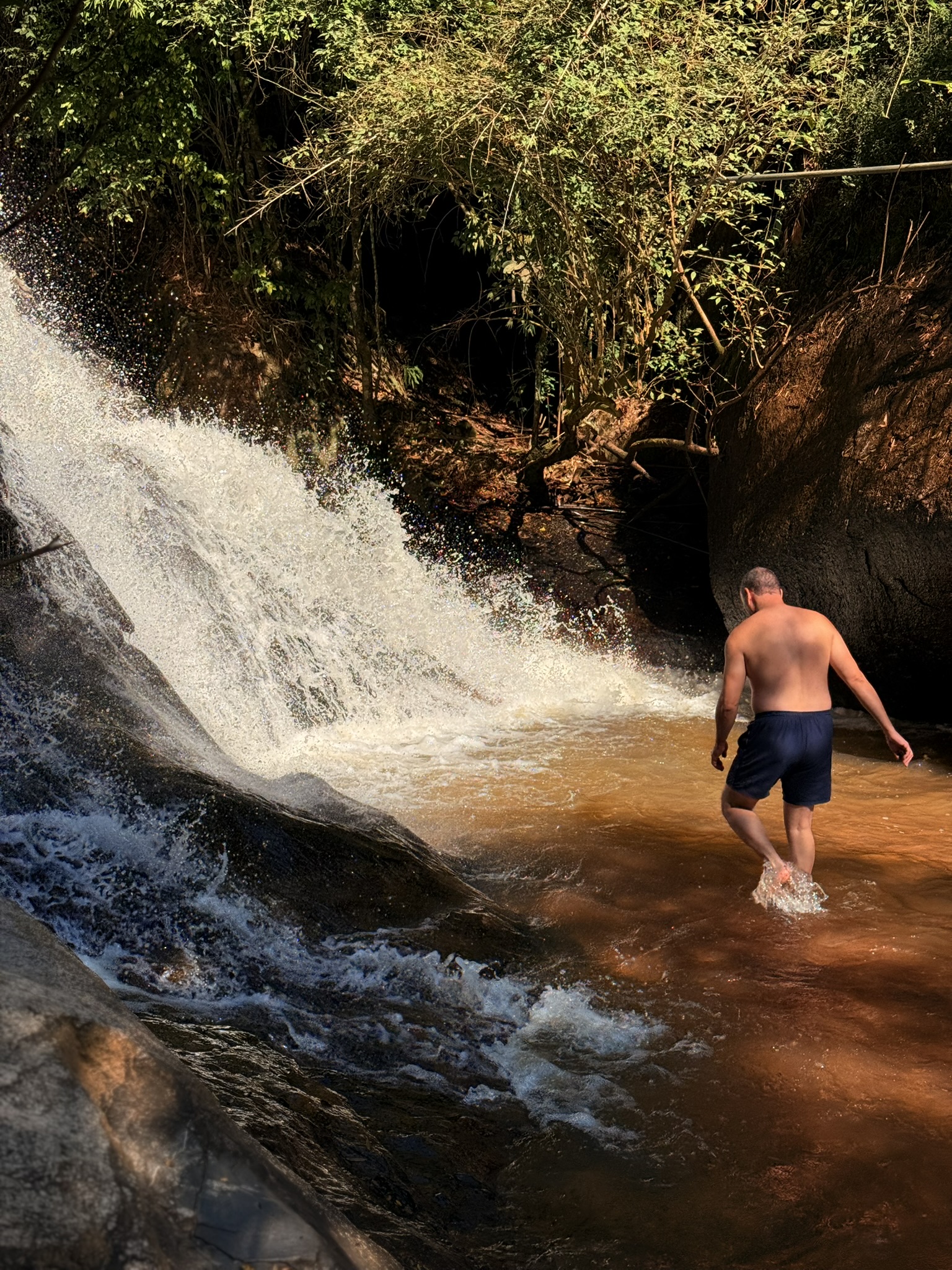 Banho na cachoeira dentro da propriedade