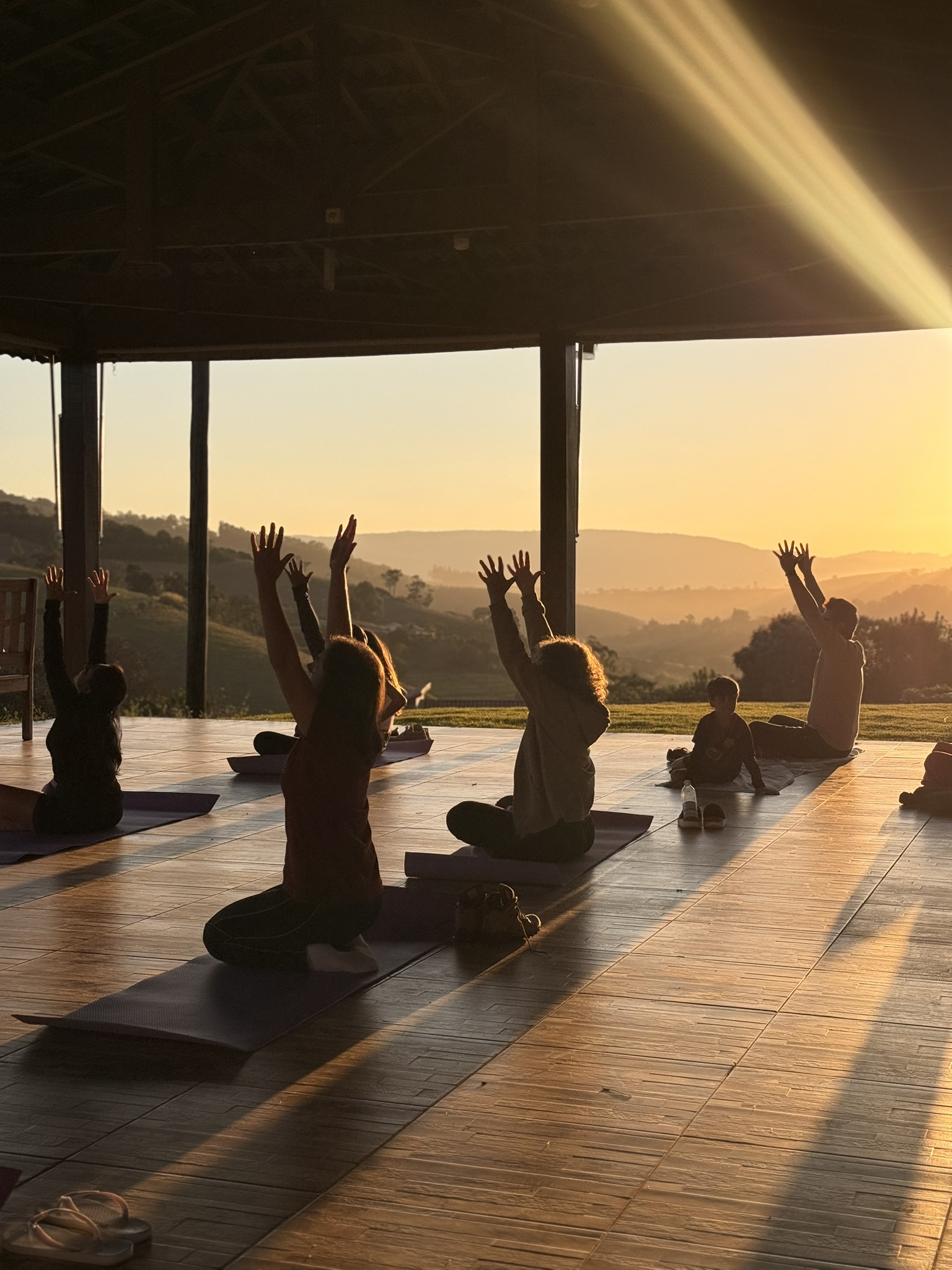 Yoga ao ar livre no deck, com o vale ao pôr do sol