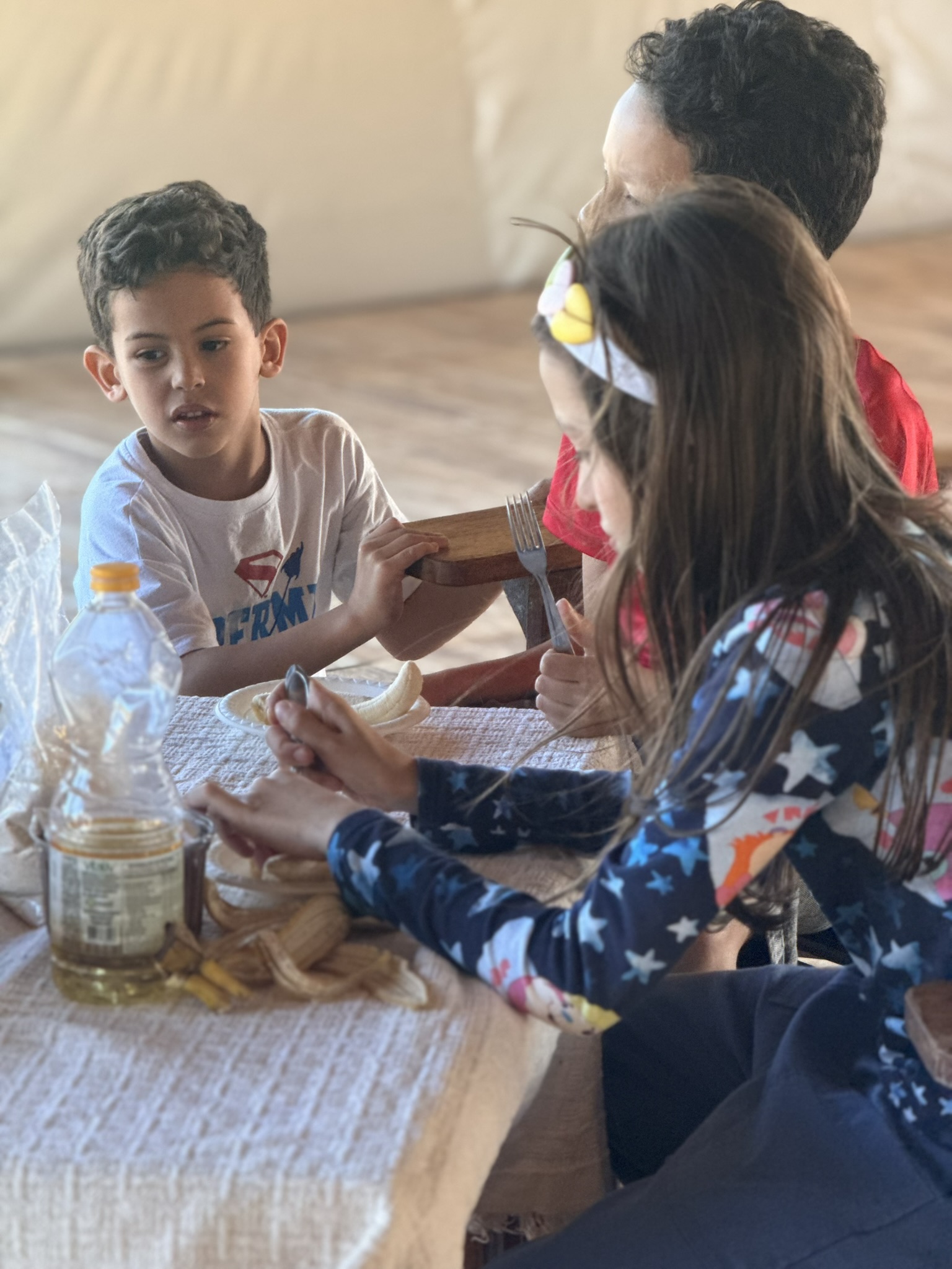 Crianças na oficina culinária, com as mãos na massa