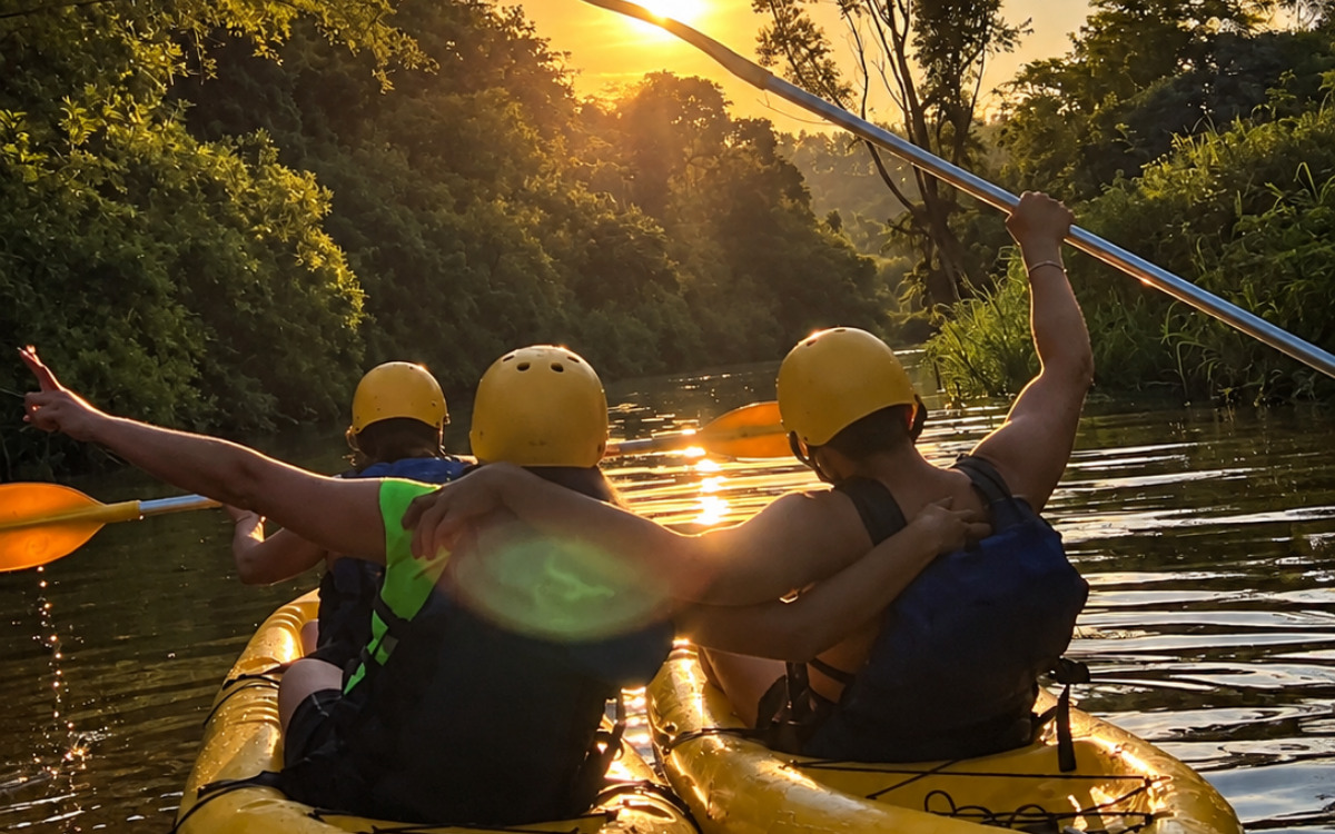 Caiaque e stand up paddle no rio calmo, com a mata em volta