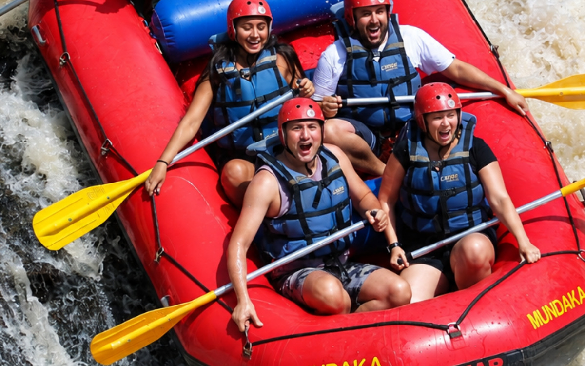 Grupo no bote de rafting descendo o Rio do Peixe