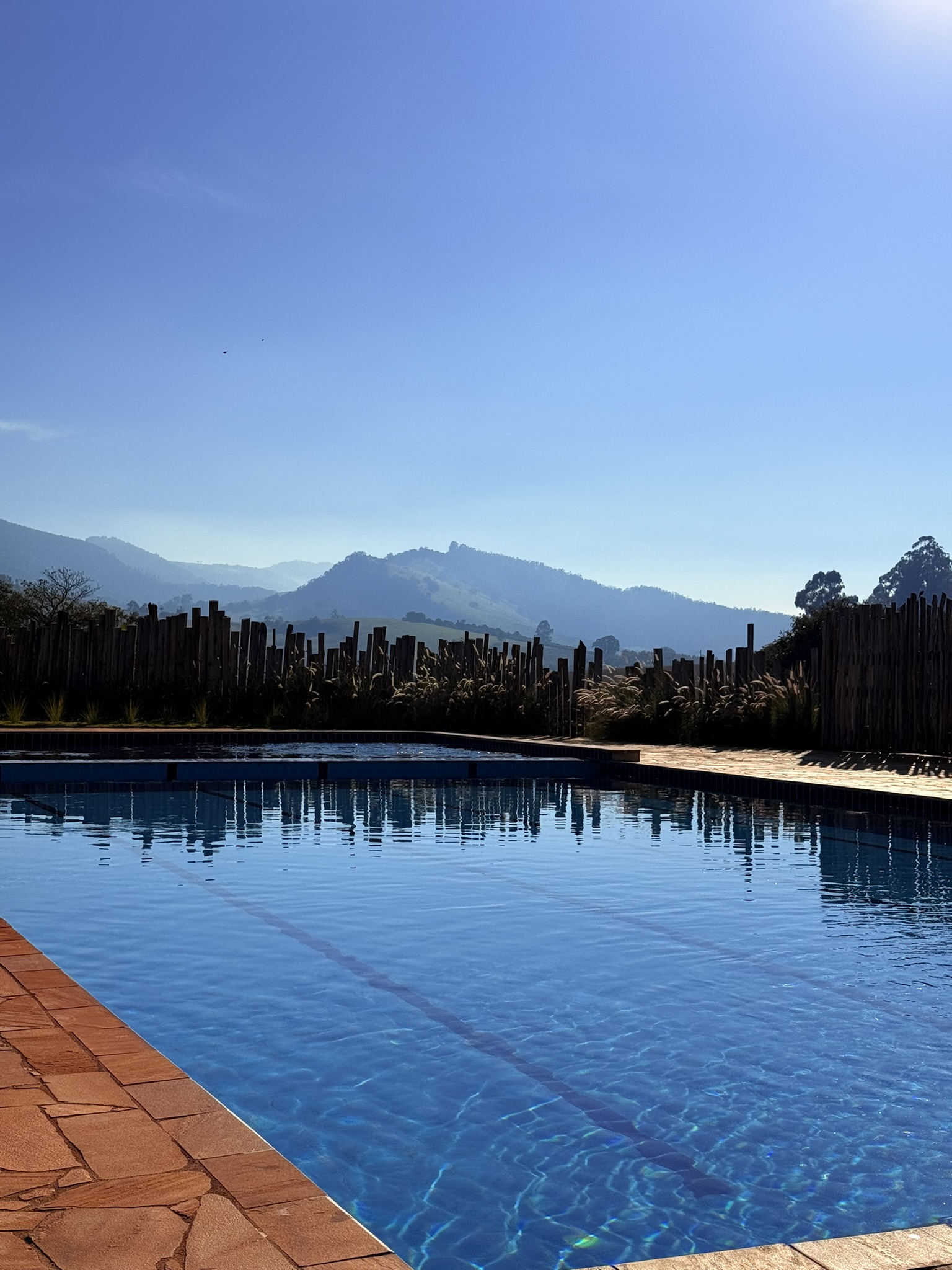 Piscina da Montinni virada para o vale