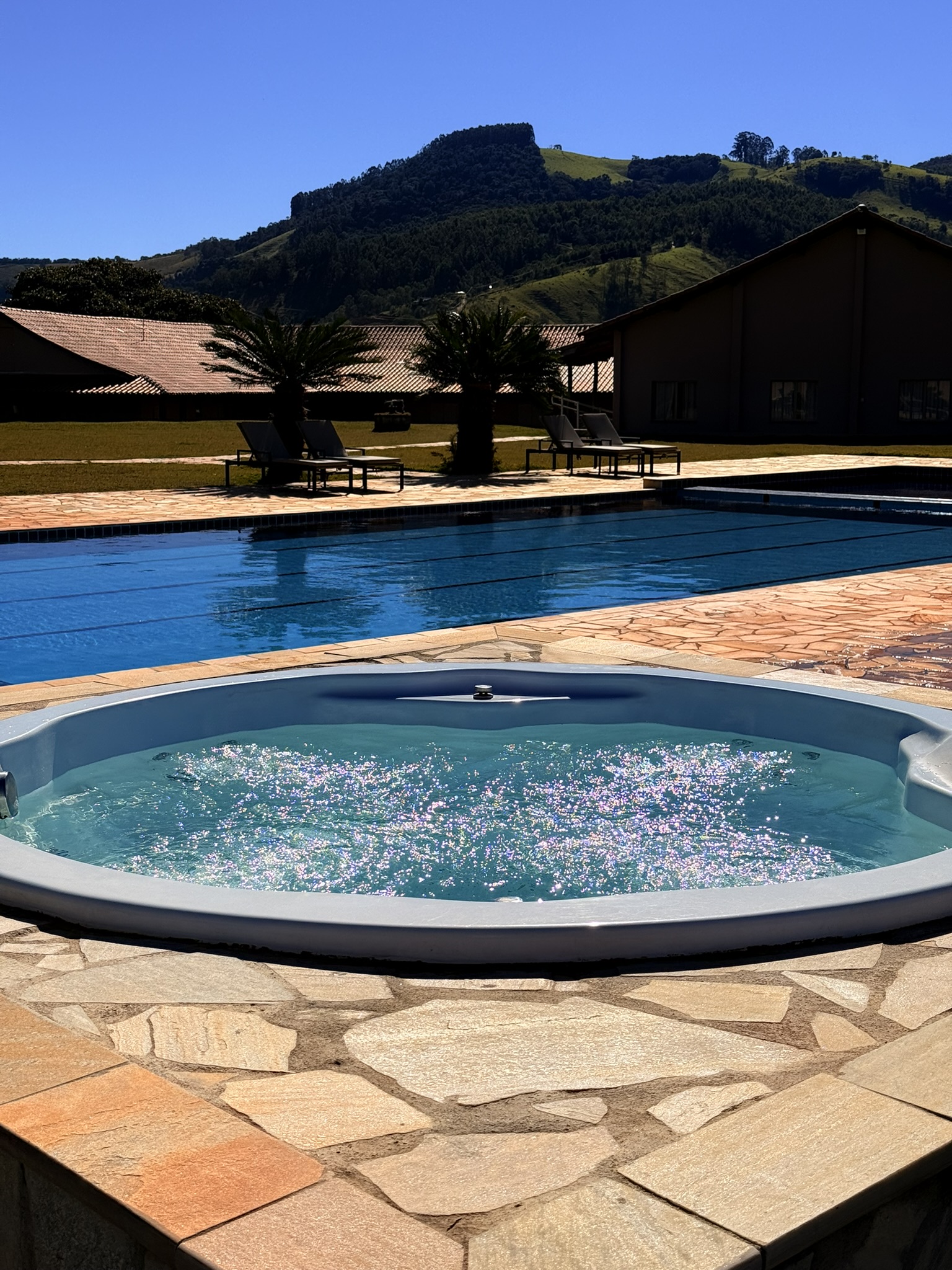 Ofurô aquecido ao ar livre, ao lado da piscina