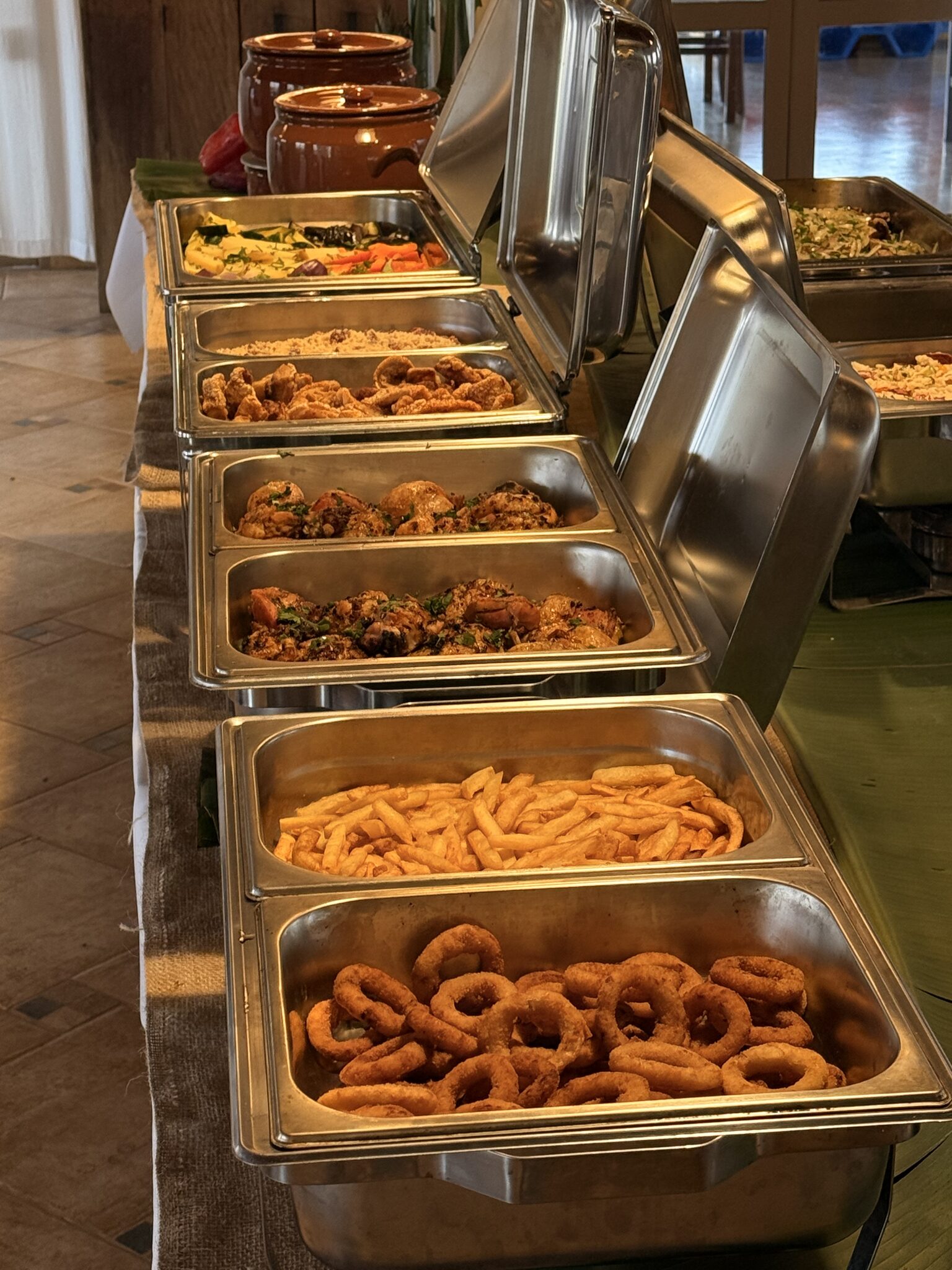 Buffet quente do almoço, com os pratos do dia