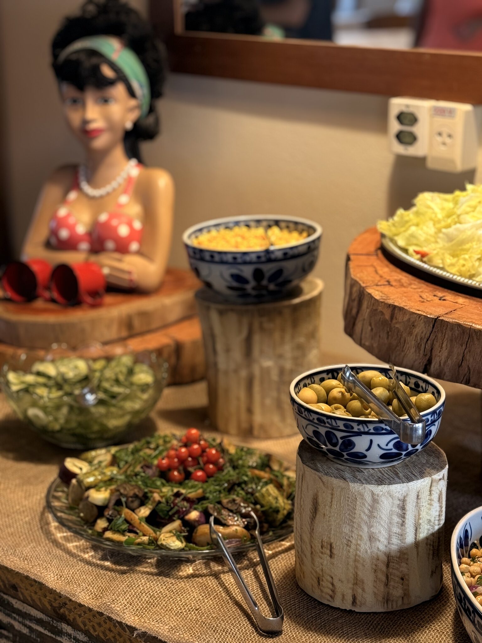 Saladas e legumes da horta na mesa do almoço