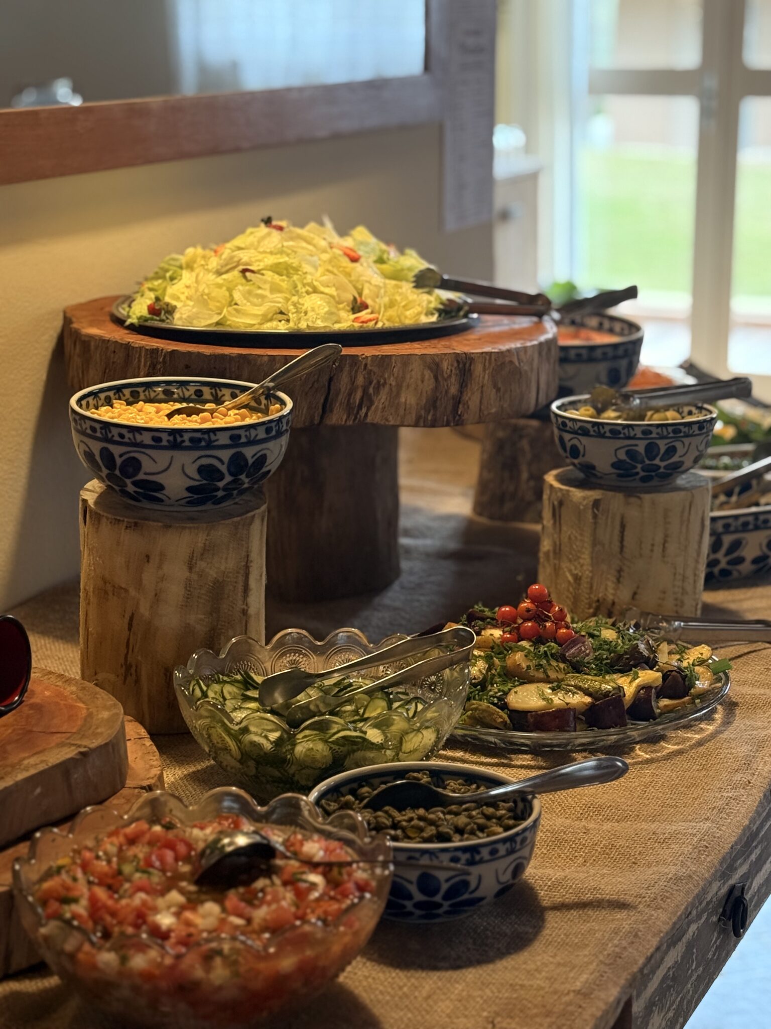 Mesa de saladas servida sobre tábuas de madeira