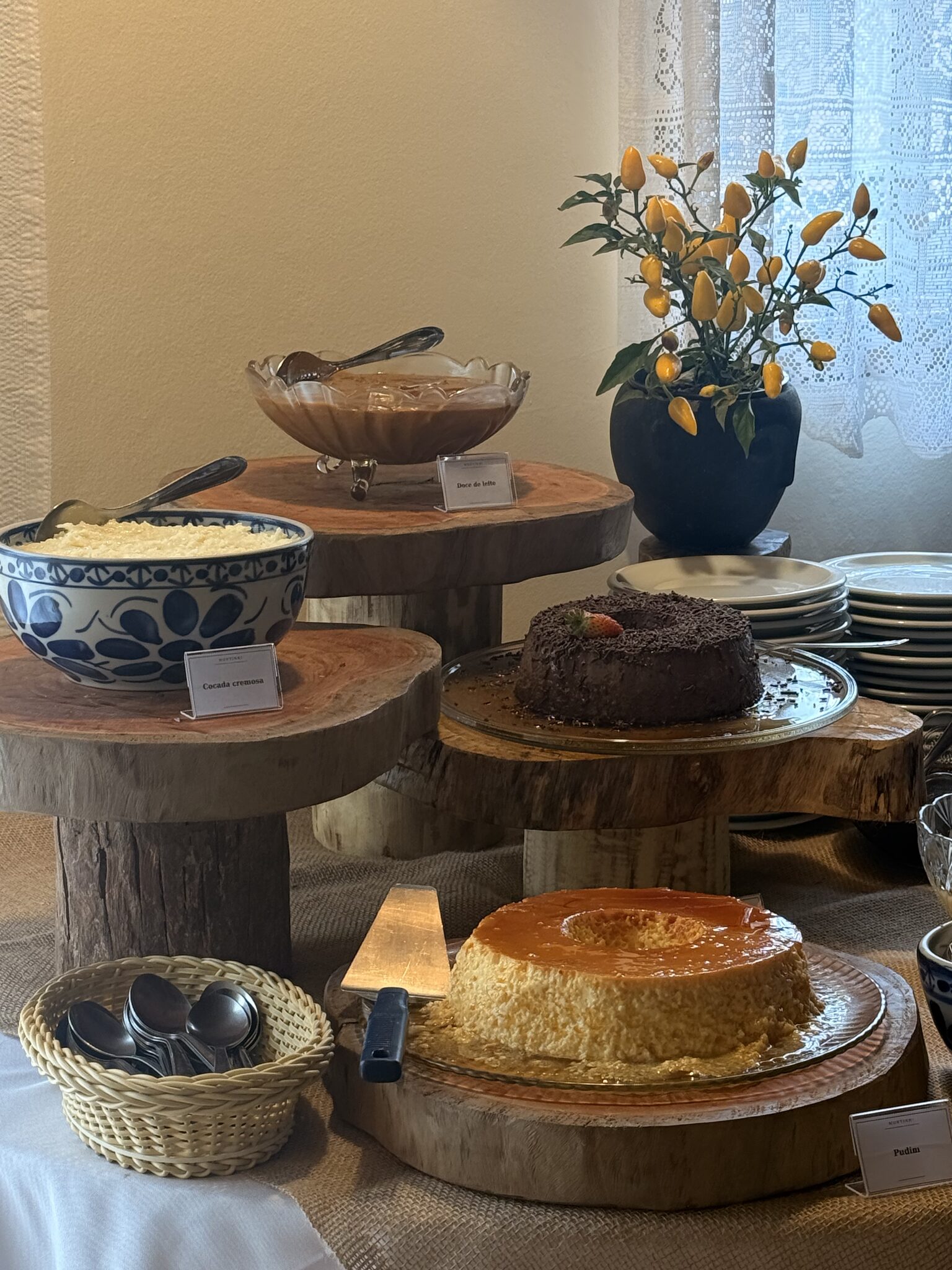 Mesa de sobremesas e bolos feitos na casa